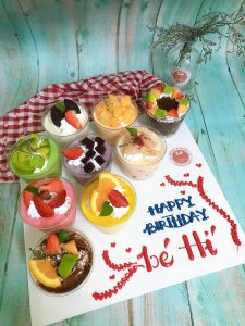 Phần thân có kích thước vừa vặn giúp bạn đựng được lượng nước uống mang đi vừa đủ. Dùng ly nhựa nắp cầu là bạn mua cho mình một thương hiệu sành điệu lịch lãm và cao cấp.