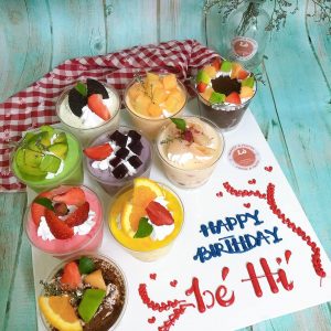 Phần thân có kích thước vừa vặn giúp bạn đựng được lượng nước uống mang đi vừa đủ. Dùng ly nhựa nắp cầu là bạn mua cho mình một thương hiệu sành điệu lịch lãm và cao cấp.