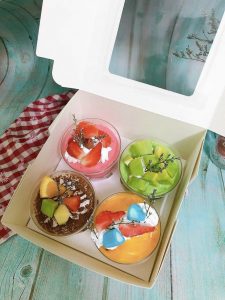 Phần thân có kích thước vừa vặn giúp bạn đựng được lượng nước uống mang đi vừa đủ. Dùng ly nhựa nắp cầu là bạn mua cho mình một thương hiệu sành điệu lịch lãm và cao cấp.