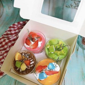 Phần thân có kích thước vừa vặn giúp bạn đựng được lượng nước uống mang đi vừa đủ. Dùng ly nhựa nắp cầu là bạn mua cho mình một thương hiệu sành điệu lịch lãm và cao cấp.