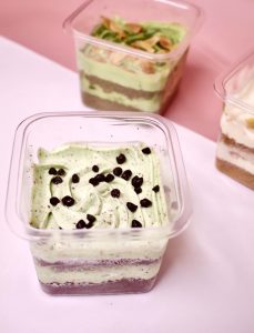 Hộp B10-8 vuông dùng đựng bánh mousse , bánh tiramisu , bánh panna cotta Hộp chuyên dùng đựng bánh lạnh Hộp B10-8 dùng đựng rau câu nổi