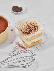 Hộp B10-8 vuông dùng đựng bánh mousse , bánh tiramisu , bánh panna cotta Hộp chuyên dùng đựng bánh lạnh Hộp B10-8 dùng đựng rau câu nổi
