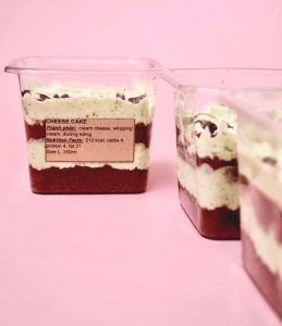 Hộp B10-8 vuông dùng đựng bánh mousse , bánh tiramisu , bánh panna cotta Hộp chuyên dùng đựng bánh lạnh Hộp B10-8 dùng đựng rau câu nổi