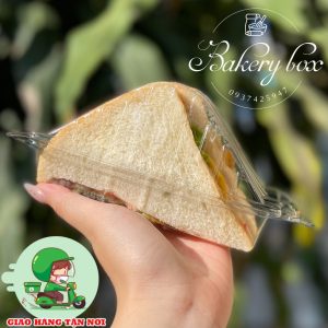 Hộp tam giác H06 hay còn gọi là hộp Sandwich rất được ưa chuộng và sử dụng phổ biến trong ngành kinh doanh thực phẩm và thức ăn nhanh hiện nay ..v..v. - Kích thước hộp: dài 13cm x rộng 5.5cm x cao 6.5cm. - Số lượng: Set 100 cái.