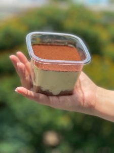 Hộp B10-8 vuông dùng đựng bánh mousse , bánh tiramisu , bánh panna cotta Hộp chuyên dùng đựng bánh lạnh Hộp B10-8 dùng đựng rau câu nổi
