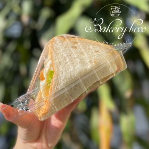 Hộp tam giác H06 hay còn gọi là hộp Sandwich rất được ưa chuộng và sử dụng phổ biến trong ngành kinh doanh thực phẩm và thức ăn nhanh hiện nay ..v..v. - Kích thước hộp: dài 13cm x rộng 5.5cm x cao 6.5cm. - Số lượng: Set 100 cái.