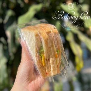 Hộp tam giác H06 hay còn gọi là hộp Sandwich rất được ưa chuộng và sử dụng phổ biến trong ngành kinh doanh thực phẩm và thức ăn nhanh hiện nay ..v..v. - Kích thước hộp: dài 13cm x rộng 5.5cm x cao 6.5cm. - Số lượng: Set 100 cái.