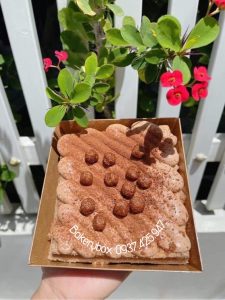 100 Hộp giấy vuông E1413 màu trắng đựng bánh nắp nhựa trong Kích thước hộp : Miệng 14cm x 13cm Đáy 12cm x 10,5cm Hộp dùng đựng bánh bento cake, bánh tiramisu, bánh ngọt....