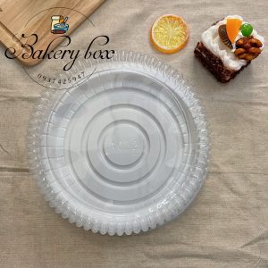 Kích thước: 18cm Thích hợp đựng bánh bông lan, bánh quả đào, rau câu Hộp có nắp trong nhìn thấy thức ăn bên trong Liên hệ (điện thoại / zalo) : 0937.425.947 Địa chỉ cửa hàng : 1540 Võ Văn Kiệt, P7, Q6