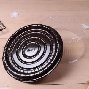 Hộp nhựa nắp chụp 20cm lọt lòng được làm từ chất liệu nhựa trong ở nắp giúp người dùng có thể dễ dàng quan sát bánh từ bên ngoài và nhựa màu đen ở đế tạo nên một vẻ ngoài độc đáo cho bất kì sản phẩm bánh nào. Thiết kế đơn giản, tiện dụng phù hợp với nhiều đối tượng người sử dụng và cho không gian của các buổi tiệc sinh nhật gia đình, công ty. Hộp nhựa đựng bánh gao, bánh sinh nhật và có thể đựng được cả khối nặng như thạch rau câu 3D, được chống trơn, trượt nhờ lớp đế có rãnh giảm ma sát. Chất liệu: Nhựa trong suốt an toàn cho sức khỏe. Kích thước: Đường kính trong: 20cm, cao: 8.5cm có thể đựng bánh với kích thước lớn, phù hợp với bánh khuôn 20cm Bán theo Lốc 20 cái 110k Bán Theo Lốc 100 Cái 450k Liên hệ (điện thoại / zalo) : 0937.425.947 Địa chỉ cửa hàng : 1540 Võ Văn Kiệt, P7, Q6