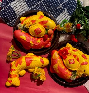 Hộp nhựa nắp chụp 20cm lọt lòng được làm từ chất liệu nhựa trong ở nắp giúp người dùng có thể dễ dàng quan sát bánh từ bên ngoài và nhựa màu đen ở đế tạo nên một vẻ ngoài độc đáo cho bất kì sản phẩm bánh nào. Thiết kế đơn giản, tiện dụng phù hợp với nhiều đối tượng người sử dụng và cho không gian của các buổi tiệc sinh nhật gia đình, công ty. Hộp nhựa đựng bánh gao, bánh sinh nhật và có thể đựng được cả khối nặng như thạch rau câu 3D, được chống trơn, trượt nhờ lớp đế có rãnh giảm ma sát. Chất liệu: Nhựa trong suốt an toàn cho sức khỏe. Kích thước: Đường kính trong: 20cm, cao: 8.5cm có thể đựng bánh với kích thước lớn, phù hợp với bánh khuôn 20cm Bán theo Lốc 20 cái 110k Bán Theo Lốc 100 Cái 450k Liên hệ (điện thoại / zalo) : 0937.425.947 Địa chỉ cửa hàng : 1540 Võ Văn Kiệt, P7, Q6