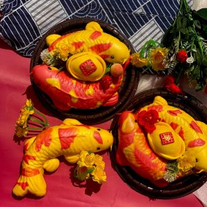 Hộp nhựa nắp chụp 20cm lọt lòng được làm từ chất liệu nhựa trong ở nắp giúp người dùng có thể dễ dàng quan sát bánh từ bên ngoài và nhựa màu đen ở đế tạo nên một vẻ ngoài độc đáo cho bất kì sản phẩm bánh nào. Thiết kế đơn giản, tiện dụng phù hợp với nhiều đối tượng người sử dụng và cho không gian của các buổi tiệc sinh nhật gia đình, công ty. Hộp nhựa đựng bánh gao, bánh sinh nhật và có thể đựng được cả khối nặng như thạch rau câu 3D, được chống trơn, trượt nhờ lớp đế có rãnh giảm ma sát. Chất liệu: Nhựa trong suốt an toàn cho sức khỏe. Kích thước: Đường kính trong: 20cm, cao: 8.5cm có thể đựng bánh với kích thước lớn, phù hợp với bánh khuôn 20cm Bán theo Lốc 20 cái 110k Bán Theo Lốc 100 Cái 450k Liên hệ (điện thoại / zalo) : 0937.425.947 Địa chỉ cửa hàng : 1540 Võ Văn Kiệt, P7, Q6
