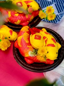 Hộp nhựa nắp chụp 20cm lọt lòng được làm từ chất liệu nhựa trong ở nắp giúp người dùng có thể dễ dàng quan sát bánh từ bên ngoài và nhựa màu đen ở đế tạo nên một vẻ ngoài độc đáo cho bất kì sản phẩm bánh nào. Thiết kế đơn giản, tiện dụng phù hợp với nhiều đối tượng người sử dụng và cho không gian của các buổi tiệc sinh nhật gia đình, công ty. Hộp nhựa đựng bánh gao, bánh sinh nhật và có thể đựng được cả khối nặng như thạch rau câu 3D, được chống trơn, trượt nhờ lớp đế có rãnh giảm ma sát. Chất liệu: Nhựa trong suốt an toàn cho sức khỏe. Kích thước: Đường kính trong: 20cm, cao: 8.5cm có thể đựng bánh với kích thước lớn, phù hợp với bánh khuôn 20cm Bán theo Lốc 20 cái 110k Bán Theo Lốc 100 Cái 450k Liên hệ (điện thoại / zalo) : 0937.425.947 Địa chỉ cửa hàng : 1540 Võ Văn Kiệt, P7, Q6