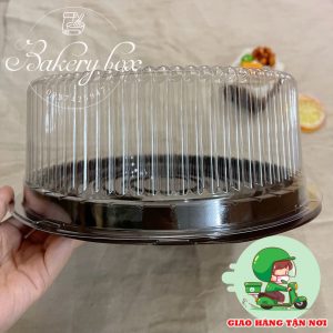 Hộp nhựa nắp chụp 20cm lọt lòng được làm từ chất liệu nhựa trong ở nắp giúp người dùng có thể dễ dàng quan sát bánh từ bên ngoài và nhựa màu đen ở đế tạo nên một vẻ ngoài độc đáo cho bất kì sản phẩm bánh nào. Thiết kế đơn giản, tiện dụng phù hợp với nhiều đối tượng người sử dụng và cho không gian của các buổi tiệc sinh nhật gia đình, công ty. Hộp nhựa đựng bánh gao, bánh sinh nhật và có thể đựng được cả khối nặng như thạch rau câu 3D, được chống trơn, trượt nhờ lớp đế có rãnh giảm ma sát. Chất liệu: Nhựa trong suốt an toàn cho sức khỏe. Kích thước: Đường kính trong: 20cm, cao: 8.5cm có thể đựng bánh với kích thước lớn, phù hợp với bánh khuôn 20cm Bán theo Lốc 20 cái 110k Bán Theo Lốc 100 Cái 450k Liên hệ (điện thoại / zalo) : 0937.425.947 Địa chỉ cửa hàng : 1540 Võ Văn Kiệt, P7, Q6