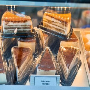Hộp Tam Giác A03 Đựng Bánh Kem - Tiramisu - Cheese Cake - Red Velvet - Bánh Crepe Nhiều Tầng