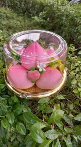 A1680G - 50 cái Hộp tròn đế vàng đựng 5 cái bánh bao đào tiên, bông lan trứng muối 14cm Hộp A1680 cao 9,5cm đựng được 5 cái bánh bao đào tiên Kích thước đáy 14cm lọt lòng Hộp nắp trong , đế vàng Bán theo lốc 50 cái 195k (3900d) Bán theo lốc 100 cái 370k ( 3700d) Bán theo thùng 900 cái Liên hệ (điện thoại / zalo) : 0937.425.947 Địa chỉ cửa hàng : 1540 Võ Văn Kiệt, P7, Q6