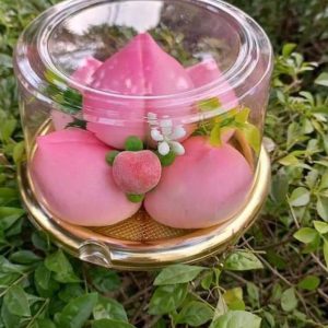 A1680G - 50 cái Hộp tròn đế vàng đựng 5 cái bánh bao đào tiên, bông lan trứng muối 14cm Hộp A1680 cao 9,5cm đựng được 5 cái bánh bao đào tiên Kích thước đáy 14cm lọt lòng Hộp nắp trong , đế vàng Bán theo lốc 50 cái 195k (3900d) Bán theo lốc 100 cái 370k ( 3700d) Bán theo thùng 900 cái Liên hệ (điện thoại / zalo) : 0937.425.947 Địa chỉ cửa hàng : 1540 Võ Văn Kiệt, P7, Q6
