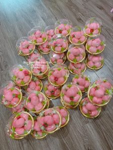 A1680G - 50 cái Hộp tròn đế vàng đựng 5 cái bánh bao đào tiên, bông lan trứng muối 14cm Hộp A1680 cao 9,5cm đựng được 5 cái bánh bao đào tiên Kích thước đáy 14cm lọt lòng Hộp nắp trong , đế vàng Bán theo lốc 50 cái 195k (3900d) Bán theo lốc 100 cái 370k ( 3700d) Bán theo thùng 900 cái Liên hệ (điện thoại / zalo) : 0937.425.947 Địa chỉ cửa hàng : 1540 Võ Văn Kiệt, P7, Q6