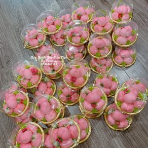 A1680G - 50 cái Hộp tròn đế vàng đựng 5 cái bánh bao đào tiên, bông lan trứng muối 14cm Hộp A1680 cao 9,5cm đựng được 5 cái bánh bao đào tiên Kích thước đáy 14cm lọt lòng Hộp nắp trong , đế vàng Bán theo lốc 50 cái 195k (3900d) Bán theo lốc 100 cái 370k ( 3700d) Bán theo thùng 900 cái Liên hệ (điện thoại / zalo) : 0937.425.947 Địa chỉ cửa hàng : 1540 Võ Văn Kiệt, P7, Q6