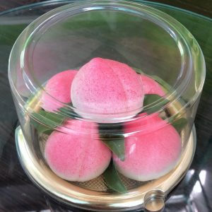 A1680G - 50 cái Hộp tròn đế vàng đựng 5 cái bánh bao đào tiên, bông lan trứng muối 14cm Hộp A1680 cao 9,5cm đựng được 5 cái bánh bao đào tiên Kích thước đáy 14cm lọt lòng Hộp nắp trong , đế vàng Bán theo lốc 50 cái 195k (3900d) Bán theo lốc 100 cái 370k ( 3700d) Bán theo thùng 900 cái Liên hệ (điện thoại / zalo) : 0937.425.947 Địa chỉ cửa hàng : 1540 Võ Văn Kiệt, P7, Q6