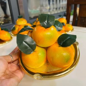 A1680G - 50 cái Hộp tròn đế vàng đựng 5 cái bánh bao đào tiên, bông lan trứng muối 14cm Hộp A1680 cao 9,5cm đựng được 5 cái bánh bao đào tiên Kích thước đáy 14cm lọt lòng Hộp nắp trong , đế vàng Bán theo lốc 50 cái 195k (3900d) Bán theo lốc 100 cái 370k ( 3700d) Bán theo thùng 900 cái Liên hệ (điện thoại / zalo) : 0937.425.947 Địa chỉ cửa hàng : 1540 Võ Văn Kiệt, P7, Q6