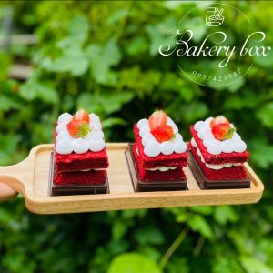 Hộp pet A93- 64 bánh cuộn kích thước hộp : 7*10*7cm lọt lòng : 8* 5,5* 7 cm chiếc bánh bạn sẽ dc bao bọc bởi lớp nhựa trong suốt ,tránh bụi và an toàn khi di chuyển,mẫu hộp xinh xắn tăng thêm hấp dẫn cho chiếc bánh Lốc 100 cái Sỉ thùng 2400 cái Liên hệ (điện thoại / zalo) : 0937.425.947 Địa chỉ cửa hàng : 1540 Võ Văn Kiệt, P7, Q6