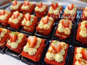 Hộp pet A93- 64 bánh cuộn kích thước hộp : 7*10*7cm lọt lòng : 8* 5,5* 7 cm chiếc bánh bạn sẽ dc bao bọc bởi lớp nhựa trong suốt ,tránh bụi và an toàn khi di chuyển,mẫu hộp xinh xắn tăng thêm hấp dẫn cho chiếc bánh Lốc 100 cái Sỉ thùng 2400 cái Liên hệ (điện thoại / zalo) : 0937.425.947 Địa chỉ cửa hàng : 1540 Võ Văn Kiệt, P7, Q6