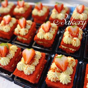 Hộp pet A93- 64 bánh cuộn kích thước hộp : 7*10*7cm lọt lòng : 8* 5,5* 7 cm chiếc bánh bạn sẽ dc bao bọc bởi lớp nhựa trong suốt ,tránh bụi và an toàn khi di chuyển,mẫu hộp xinh xắn tăng thêm hấp dẫn cho chiếc bánh Lốc 100 cái Sỉ thùng 2400 cái Liên hệ (điện thoại / zalo) : 0937.425.947 Địa chỉ cửa hàng : 1540 Võ Văn Kiệt, P7, Q6