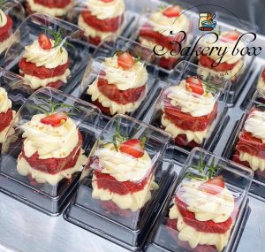 Hộp pet A93- 64 bánh cuộn kích thước hộp : 7*10*7cm lọt lòng : 8* 5,5* 7 cm chiếc bánh bạn sẽ dc bao bọc bởi lớp nhựa trong suốt ,tránh bụi và an toàn khi di chuyển,mẫu hộp xinh xắn tăng thêm hấp dẫn cho chiếc bánh Lốc 100 cái Sỉ thùng 2400 cái Liên hệ (điện thoại / zalo) : 0937.425.947 Địa chỉ cửa hàng : 1540 Võ Văn Kiệt, P7, Q6