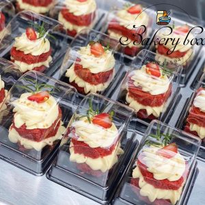 Hộp pet A93- 64 bánh cuộn kích thước hộp : 7*10*7cm lọt lòng : 8* 5,5* 7 cm chiếc bánh bạn sẽ dc bao bọc bởi lớp nhựa trong suốt ,tránh bụi và an toàn khi di chuyển,mẫu hộp xinh xắn tăng thêm hấp dẫn cho chiếc bánh Lốc 100 cái Sỉ thùng 2400 cái Liên hệ (điện thoại / zalo) : 0937.425.947 Địa chỉ cửa hàng : 1540 Võ Văn Kiệt, P7, Q6