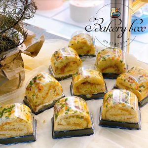 Hộp pet A93- 64 bánh cuộn kích thước hộp : 7*10*7cm lọt lòng : 8* 5,5* 7 cm chiếc bánh bạn sẽ dc bao bọc bởi lớp nhựa trong suốt ,tránh bụi và an toàn khi di chuyển,mẫu hộp xinh xắn tăng thêm hấp dẫn cho chiếc bánh Lốc 100 cái Sỉ thùng 2400 cái Liên hệ (điện thoại / zalo) : 0937.425.947 Địa chỉ cửa hàng : 1540 Võ Văn Kiệt, P7, Q6