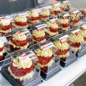 Hộp pet A93- 64 bánh cuộn kích thước hộp : 7*10*7cm lọt lòng : 8* 5,5* 7 cm chiếc bánh bạn sẽ dc bao bọc bởi lớp nhựa trong suốt ,tránh bụi và an toàn khi di chuyển,mẫu hộp xinh xắn tăng thêm hấp dẫn cho chiếc bánh Lốc 100 cái Sỉ thùng 2400 cái Liên hệ (điện thoại / zalo) : 0937.425.947 Địa chỉ cửa hàng : 1540 Võ Văn Kiệt, P7, Q6