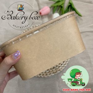 Kích thước: dài 14cm x ngang 9cm, đáy 7cm Đáy được làm từ giấy có 2 lớp PE chống nước. Mặt trong của tô giấy nâu được bọc màng PE và dán nhiệt, có nắp nhựa trong suốt nhìn thấy thức ăn. Thích hợp mang đi du lịch dã ngoại, tiện lợi đựng các thực phẩm, bánh, cơm... Mua sỉ liên hệ Liên hệ (điện thoại / zalo) : 0937.425.947 Địa chỉ cửa hàng : 1540 Võ Văn Kiệt, P7, Q6