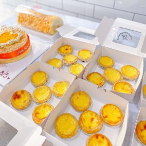 Thông Tin Sản Phẩm: Được làm bằng giấy thiếc cao cấp, không dính và dễ tháo rời. Món quà tuyệt vời cho gia đình và bạn bè của bạn. Thích hợp cho các món nướng tự làm khác nhau, như bánh trứng, bánh nướng nhỏ, bánh nướng xốp, bánh pudding, v.v. Tên sản phẩm: Đế Cốc Chén giấy bạc nướng thực phẩm, nướng bánh, nướng hàu... Chất liệu: Giấy thiếc Số lượng: 100 cái Liên hệ (điện thoại / zalo) : 0937.425.947 Địa chỉ cửa hàng : 1540 Võ Văn Kiệt, P7, Q6
