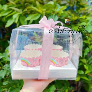 〰️ Kích thước: 18cm (dài) x 18cm (rộng) x 14.3cm (cao) 🧁 Sản phẩm thích hợp đựng bánh cupcake, hộp bánh kem bên ngoài. 📞 Mua sỉ liên hệ 🛵 Cần gấp hãy đặt hoả tốc 🙋🏻‍♀️ Liên hệ (điện thoại / zalo) : 0937.425.947 🏠 Địa chỉ cửa hàng : 1540 Võ Văn Kiệt, P7, Q6
