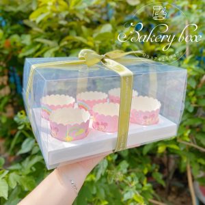 〰️ Kích thước: 26.8cm (dài) x 18cm (ngang) x 14.2cm (cao) 🧁 Sản phẩm thích hợp đựng bánh cupcake, hộp bánh kem bên ngoài. 📞 Mua sỉ liên hệ 🛵 Cần gấp hãy đặt hoả tốc 🙋🏻‍♀️ Liên hệ (điện thoại / zalo) : 0937.425.947 🏠 Địa chỉ cửa hàng : 1540 Võ Văn Kiệt, P7, Q6