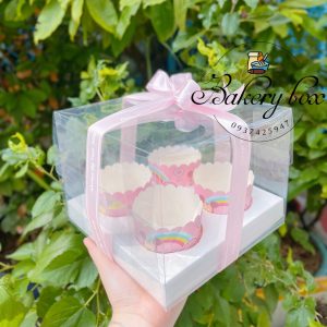 〰️ Kích thước: 18cm (dài) x 18cm (rộng) x 14.3cm (cao) 🧁 Sản phẩm thích hợp đựng bánh cupcake, hộp bánh kem bên ngoài. 📞 Mua sỉ liên hệ 🛵 Cần gấp hãy đặt hoả tốc 🙋🏻‍♀️ Liên hệ (điện thoại / zalo) : 0937.425.947 🏠 Địa chỉ cửa hàng : 1540 Võ Văn Kiệt, P7, Q6