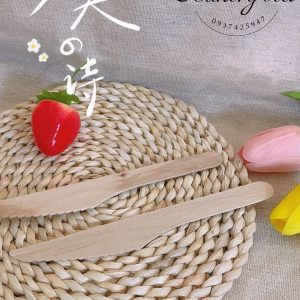 Kích thước: Dài 16cm x rộng 2.7 cm x dày 0.18cm Dao gỗ dùng để cắt bánh Sử dụng 1 lần Dao gỗ được làm từ gỗ tự nhiên 100% Thân thiện với môi trường, thay thế nhựa sử dụng một lần Liên hệ (điện thoại / zalo) : 0937.425.947 Địa chỉ cửa hàng : 1540 Võ Văn Kiệt, P7, Q6