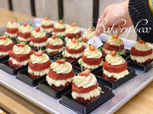 Hộp pet A93- 64 bánh cuộn kích thước hộp : 7*10*7cm lọt lòng : 8* 5,5* 7 cm chiếc bánh bạn sẽ dc bao bọc bởi lớp nhựa trong suốt ,tránh bụi và an toàn khi di chuyển,mẫu hộp xinh xắn tăng thêm hấp dẫn cho chiếc bánh Lốc 100 cái Sỉ thùng 2400 cái Liên hệ (điện thoại / zalo) : 0937.425.947 Địa chỉ cửa hàng : 1540 Võ Văn Kiệt, P7, Q6