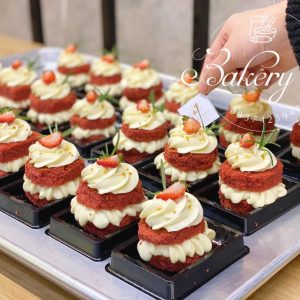 Hộp pet A93- 64 bánh cuộn kích thước hộp : 7*10*7cm lọt lòng : 8* 5,5* 7 cm chiếc bánh bạn sẽ dc bao bọc bởi lớp nhựa trong suốt ,tránh bụi và an toàn khi di chuyển,mẫu hộp xinh xắn tăng thêm hấp dẫn cho chiếc bánh Lốc 100 cái Sỉ thùng 2400 cái Liên hệ (điện thoại / zalo) : 0937.425.947 Địa chỉ cửa hàng : 1540 Võ Văn Kiệt, P7, Q6