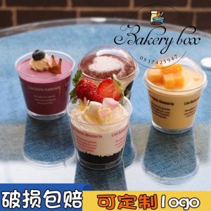 🌵 Kích thước: 7cm (cao) x 5.2cm (đáy) x 7.5cm (miệng) 🌵 Dung tích: 180ml 🌵 Ly nhựa mousse tròn nắp cầu là sản phẩm có hình dáng sang trọng bắt mắt bởi hình dáng tổng thể nắp tròn, bầu trông khá ngộ nghĩnh và độc đáo. 🌵 Ly nhựa mousse tròn không chỉ hình dáng mà còn đẹp, làm từ nhựa PE. Sản phẩm có màu trắng trong, bóng láng đảm bảo chất lượng tiêu chuẩn an toàn vệ sinh thực phẩm. Phần thân có kích thước vừa vặn giúp bạn đựng được lượng nước uống mang đi vừa đủ. Dùng ly nhựa nắp cầu là bạn mua cho mình một thương hiệu sành điệu lịch lãm và cao cấp. 📞 Mua sỉ liên hệ 🛵 Cần gấp hãy đặt hoả tốc 🙋🏻♀️ Liên hệ (điện thoại / zalo) : 0937.425.947 🏠 Địa chỉ cửa hàng : 1540 Võ Văn Kiệt, P7, Q6