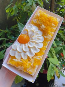 Hộp E1985 đựng bánh dứa, bông lan trứng muối, bông lan cuộn... Hộp E1985 chữ nhật nắp nhựa trong có 2 màu Màu trắng Màu kraft - nâu Kích thước hộp : Dài 19cm , Đáy lọt lòng 17cm Rộng 8.5cm, Đáy lọt lòng 7cm Hộp cứng cáp , dễ mang đi, có nắp trong suốt Bán theo lốc 50 bộ : 130k ( 2600d) Bán theo lốc 100 bộ : 250k ( 2500d) Bán theo Lốc 500 bộ : 1.200.000 ( 2400d ) Bán theo thùng 1200 bộ Liên hệ số Liên hệ (điện thoại / zalo) : 0937.425.947 Địa chỉ cửa hàng : 1540 Võ Văn Kiệt, P7, Q6
