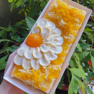 Hộp E1985 đựng bánh dứa, bông lan trứng muối, bông lan cuộn... Hộp E1985 chữ nhật nắp nhựa trong có 2 màu Màu trắng Màu kraft - nâu Kích thước hộp : Dài 19cm , Đáy lọt lòng 17cm Rộng 8.5cm, Đáy lọt lòng 7cm Hộp cứng cáp , dễ mang đi, có nắp trong suốt Bán theo lốc 50 bộ : 130k ( 2600d) Bán theo lốc 100 bộ : 250k ( 2500d) Bán theo Lốc 500 bộ : 1.200.000 ( 2400d ) Bán theo thùng 1200 bộ Liên hệ số Liên hệ (điện thoại / zalo) : 0937.425.947 Địa chỉ cửa hàng : 1540 Võ Văn Kiệt, P7, Q6