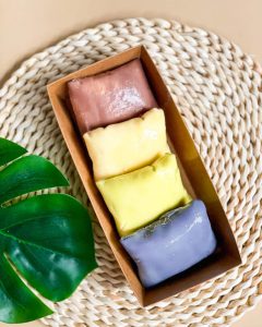 Hộp E1985 đựng bánh dứa, bông lan trứng muối Hộp E1985 chữ nhật nắp nhựa trong có 2 màu  Màu trắng Màu kraft - nâu Kích thước hộp :  Dài 19cm , Đáy lọt lòng 17cm  Rộng 8.5cm, Đáy lọt lòng 7cm Hộp cứng cáp , dễ mang đi, có nắp trong suốt  Bán theo lốc 50 bộ : 130k ( 2600d) Bán theo lốc 100 bộ : 250k ( 2500d) Bán theo Lốc 500 bộ : 1.200.000 ( 2400d ) Bán theo thùng 1200 bộ Liên hệ số Liên hệ (điện thoại / zalo) : 0937.425.947 Địa chỉ cửa hàng : 1540 Võ Văn Kiệt, P7, Q6 