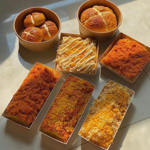 Hộp E1985 đựng bánh dứa, bông lan trứng muối Hộp E1985 chữ nhật nắp nhựa trong có 2 màu Màu trắng Màu kraft - nâu Kích thước hộp : Dài 19cm , Đáy lọt lòng 17cm Rộng 8.5cm, Đáy lọt lòng 7cm Hộp cứng cáp , dễ mang đi, có nắp trong suốt Bán theo lốc 50 bộ : 130k ( 2600d) Bán theo lốc 100 bộ : 250k ( 2500d) Bán theo Lốc 500 bộ : 1.200.000 ( 2400d ) Bán theo thùng 1200 bộ Liên hệ số Liên hệ (điện thoại / zalo) : 0937.425.947 Địa chỉ cửa hàng : 1540 Võ Văn Kiệt, P7, Q6