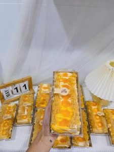 Hộp E1985 đựng bánh dứa, bông lan trứng muối Hộp E1985 chữ nhật nắp nhựa trong có 2 màu  Màu trắng Màu kraft - nâu Kích thước hộp :  Dài 19cm , Đáy lọt lòng 17cm  Rộng 8.5cm, Đáy lọt lòng 7cm Hộp cứng cáp , dễ mang đi, có nắp trong suốt  Bán theo lốc 50 bộ : 130k ( 2600d) Bán theo lốc 100 bộ : 250k ( 2500d) Bán theo Lốc 500 bộ : 1.200.000 ( 2400d ) Bán theo thùng 1200 bộ Liên hệ số Liên hệ (điện thoại / zalo) : 0937.425.947 Địa chỉ cửa hàng : 1540 Võ Văn Kiệt, P7, Q6 