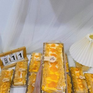 Hộp E1985 đựng bánh dứa, bông lan trứng muối Hộp E1985 chữ nhật nắp nhựa trong có 2 màu Màu trắng Màu kraft - nâu Kích thước hộp : Dài 19cm , Đáy lọt lòng 17cm Rộng 8.5cm, Đáy lọt lòng 7cm Hộp cứng cáp , dễ mang đi, có nắp trong suốt Bán theo lốc 50 bộ : 130k ( 2600d) Bán theo lốc 100 bộ : 250k ( 2500d) Bán theo Lốc 500 bộ : 1.200.000 ( 2400d ) Bán theo thùng 1200 bộ Liên hệ số Liên hệ (điện thoại / zalo) : 0937.425.947 Địa chỉ cửa hàng : 1540 Võ Văn Kiệt, P7, Q6