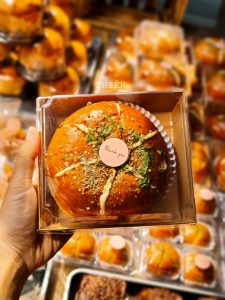 Hộp E1413 vuông đựng bánh dứa Hộp E1413 vuông đựng bông lan trứng muối Hộp E1413 vuông nắp nhựa trong có 2 màu Màu trắng Màu kraft - nâu Kích thước hộp : Dài 14cm , Đáy lọt lòng 12.5cm Rộng 13cm, Đáy lọt lòng 10 cm Hộp cứng cáp , dễ mang đi, có nắp trong suốt Bán theo lốc 50 bộ : 130k ( 2600d) Bán theo lốc 100 bộ : 250k ( 2500d) Bán theo Lốc 500 bộ : 1.200.000 ( 2400d ) Bán theo thùng 1200 bộ Liên hệ (điện thoại / zalo) : 0937.425.947 Địa chỉ cửa hàng : 1540 Võ Văn Kiệt, P7, Q6