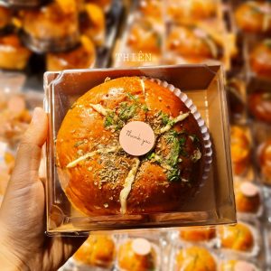 Hộp E1413 vuông đựng bánh dứa Hộp E1413 vuông đựng bông lan trứng muối Hộp E1413 vuông nắp nhựa trong có 2 màu Màu trắng Màu kraft - nâu Kích thước hộp : Dài 14cm , Đáy lọt lòng 12.5cm Rộng 13cm, Đáy lọt lòng 10 cm Hộp cứng cáp , dễ mang đi, có nắp trong suốt Bán theo lốc 50 bộ : 130k ( 2600d) Bán theo lốc 100 bộ : 250k ( 2500d) Bán theo Lốc 500 bộ : 1.200.000 ( 2400d ) Bán theo thùng 1200 bộ Liên hệ (điện thoại / zalo) : 0937.425.947 Địa chỉ cửa hàng : 1540 Võ Văn Kiệt, P7, Q6