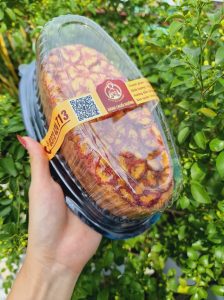 Kích thước : 21cm x 6.5cm x 10cm Hộp có nắp trong suốt dễ nhìn thấy đồ ăn bên trong Thích hợp đựng flan cheese, bánh bò thốt nốt, bông lan Liên hệ (điện thoại / zalo) : 0937.425.947 Địa chỉ cửa hàng : 1540 Võ Văn Kiệt, P7, Q6